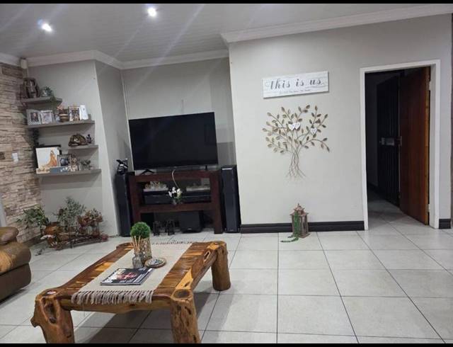 4 BEDROOM HOUSE FOR SALE IN GEELHOUTPARK